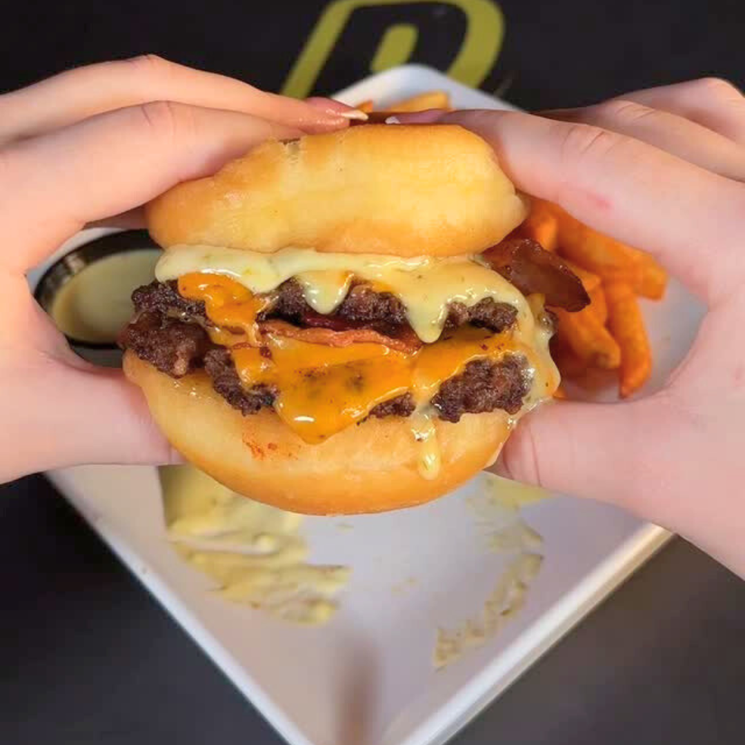 2 Burgers + Papitas + 6 Wings + 2 Sodas por $20 en Deconos