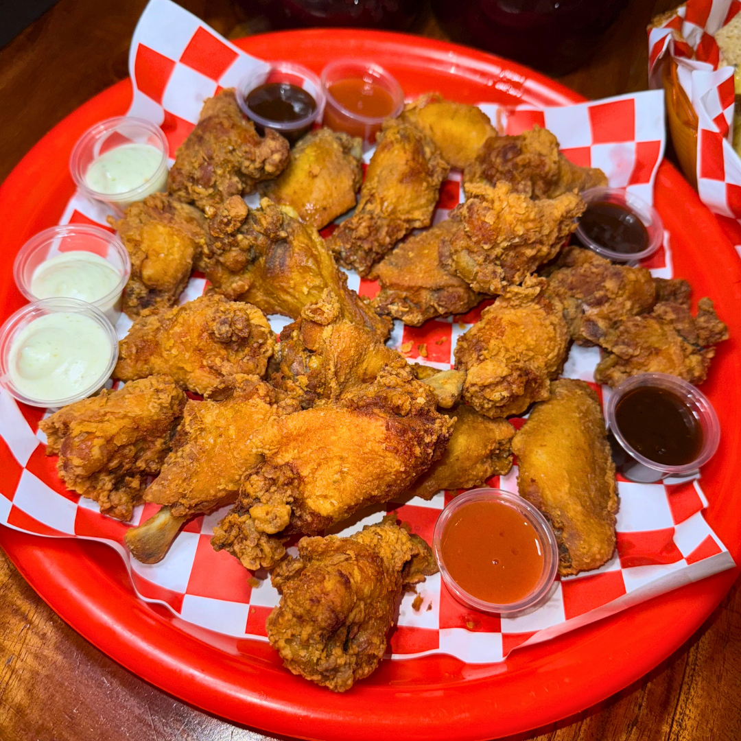 20 Alitas + Nachos de Carne + 2 Jarras de Sangría por $15 en Changchos Sport Bar