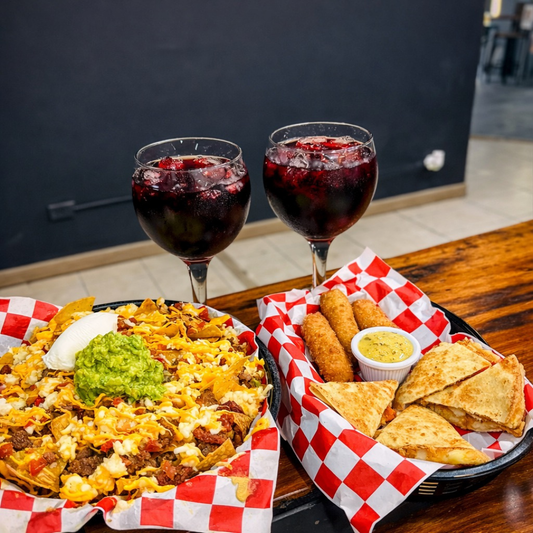 ¡Mega Nachos Mixtos para 2 + Entradas + 2 Bebidas por solo $15 en Alitas Salvajes Pub!