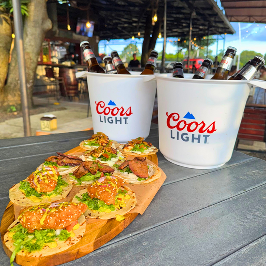 Bandeja de Tacos de La Casa + 2 Cubetazos de Coors Light o 6 Vasos de Cerveza Artesanal por $20 en La Fábrica