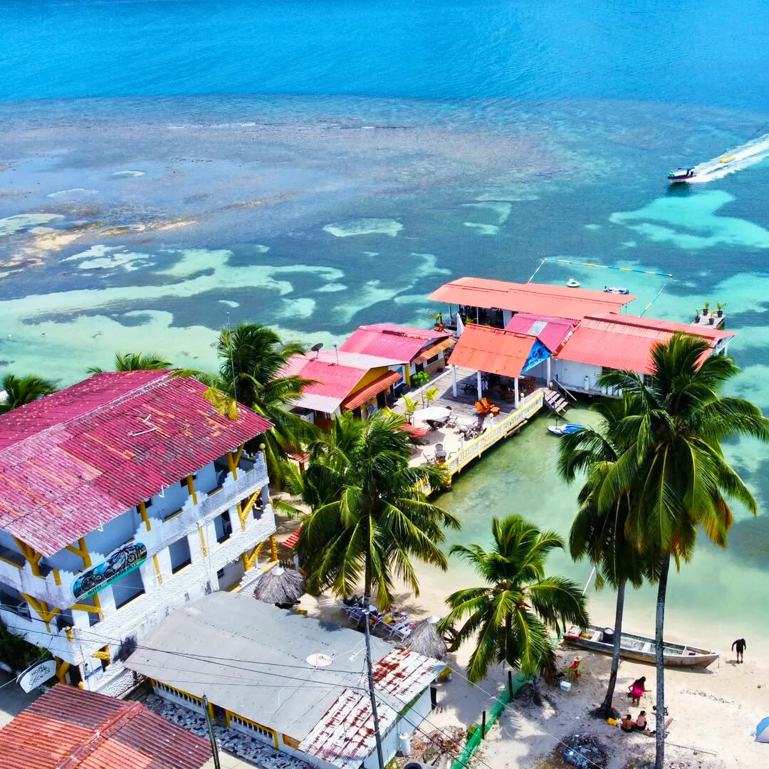Estadía en Isla Grande con Desayuno, Almuerzo y Cena para 2 Personas desde $130 en Hotel Cocotal