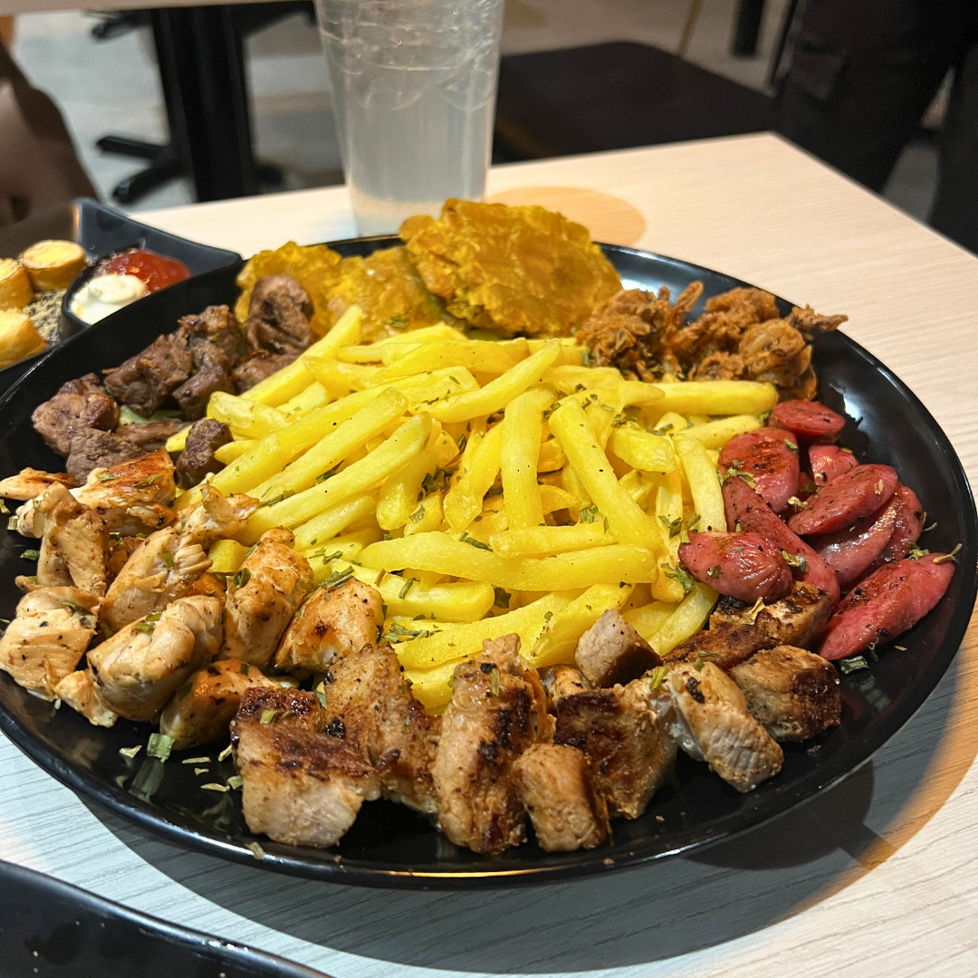 Picada Grande Para Compartir + Medallones de Tequeños a la Plancha + 2 Bebidas por $15 en Gurüs Panamá