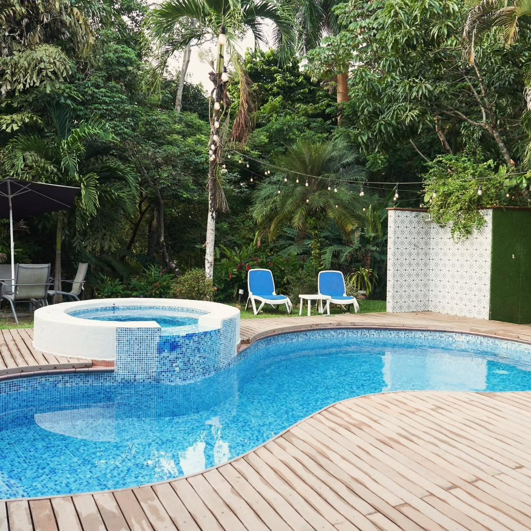 Pasadía con Piscina + Club Sandwich + Jarra de Té Frío + Brownie con Helado para 4 personas por $30 en Hotel Albrook Inn