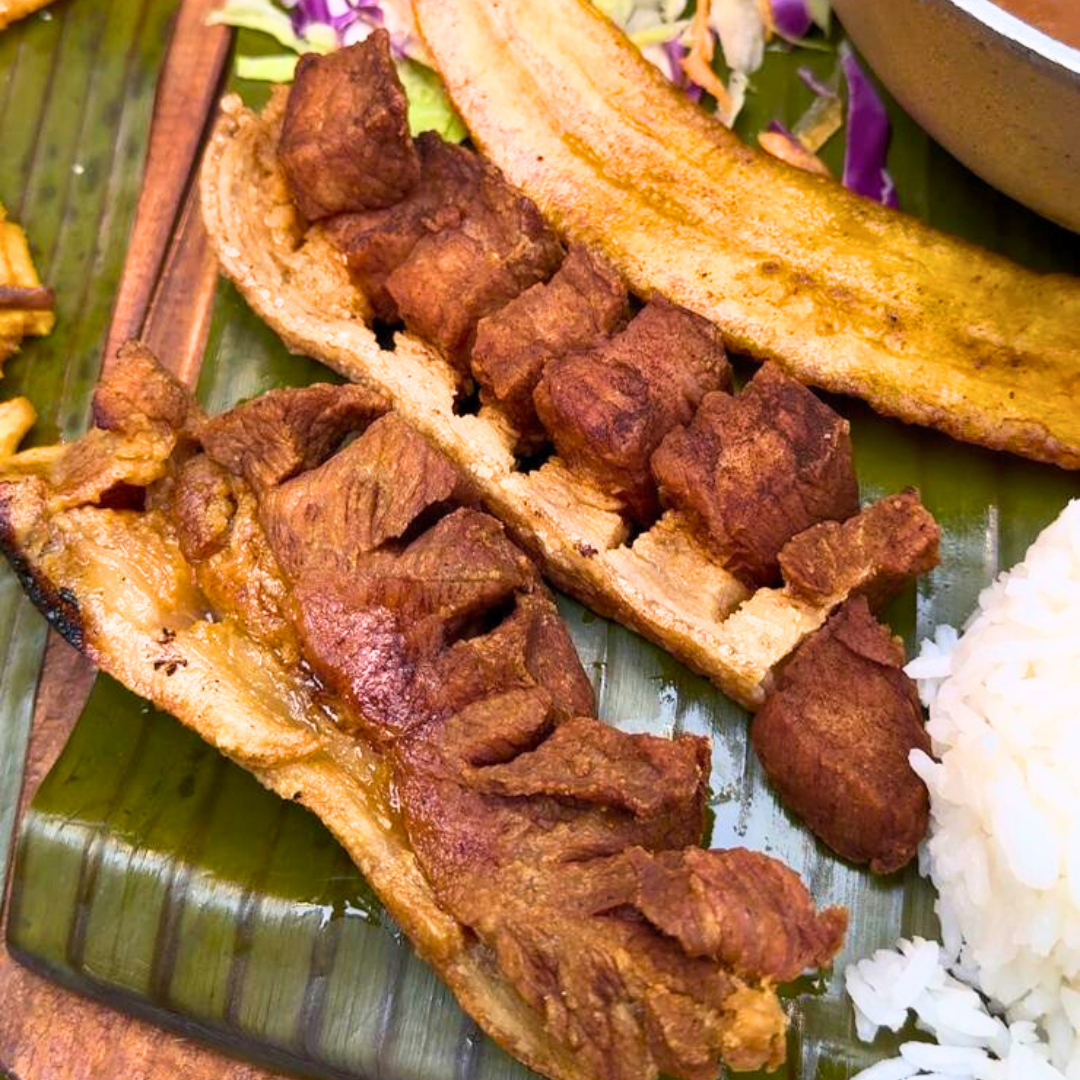 2 Chicharrones + Arroz con Frijoles + Entrada de Patacones con Carne Mechada + 2 Agua Panela por $15 en Locombia