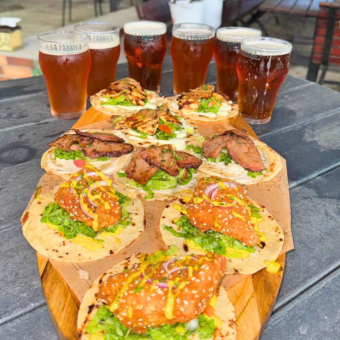 Bandeja de Tacos de La Casa + 2 Cubetazos de Coors Light o 6 Vasos de Cerveza Artesanal por $20 en La Fábrica