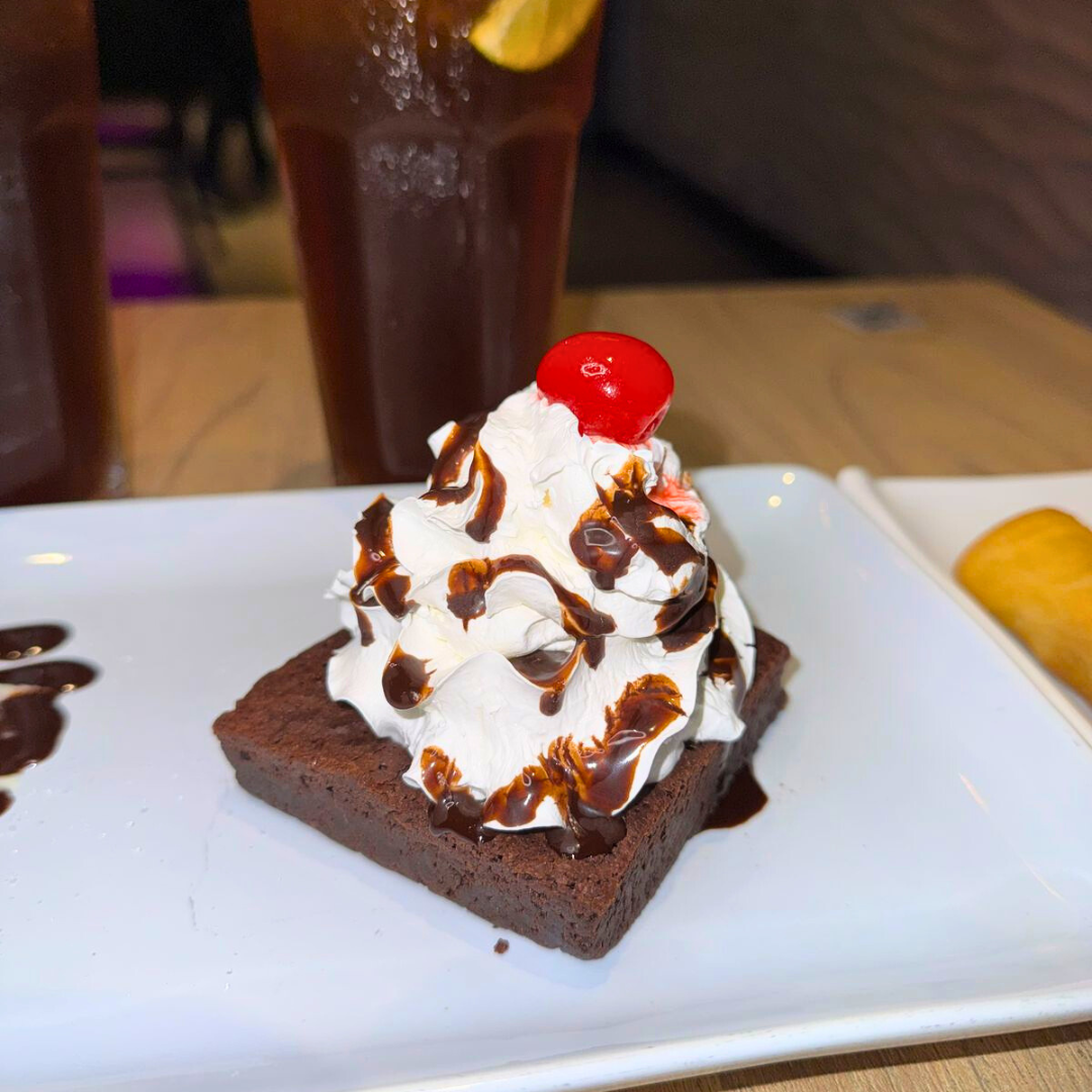 2 Platos Fuertes + Entrada para compartir + 2 Té Fríos + Brownie con Helado por $25 en Azumi