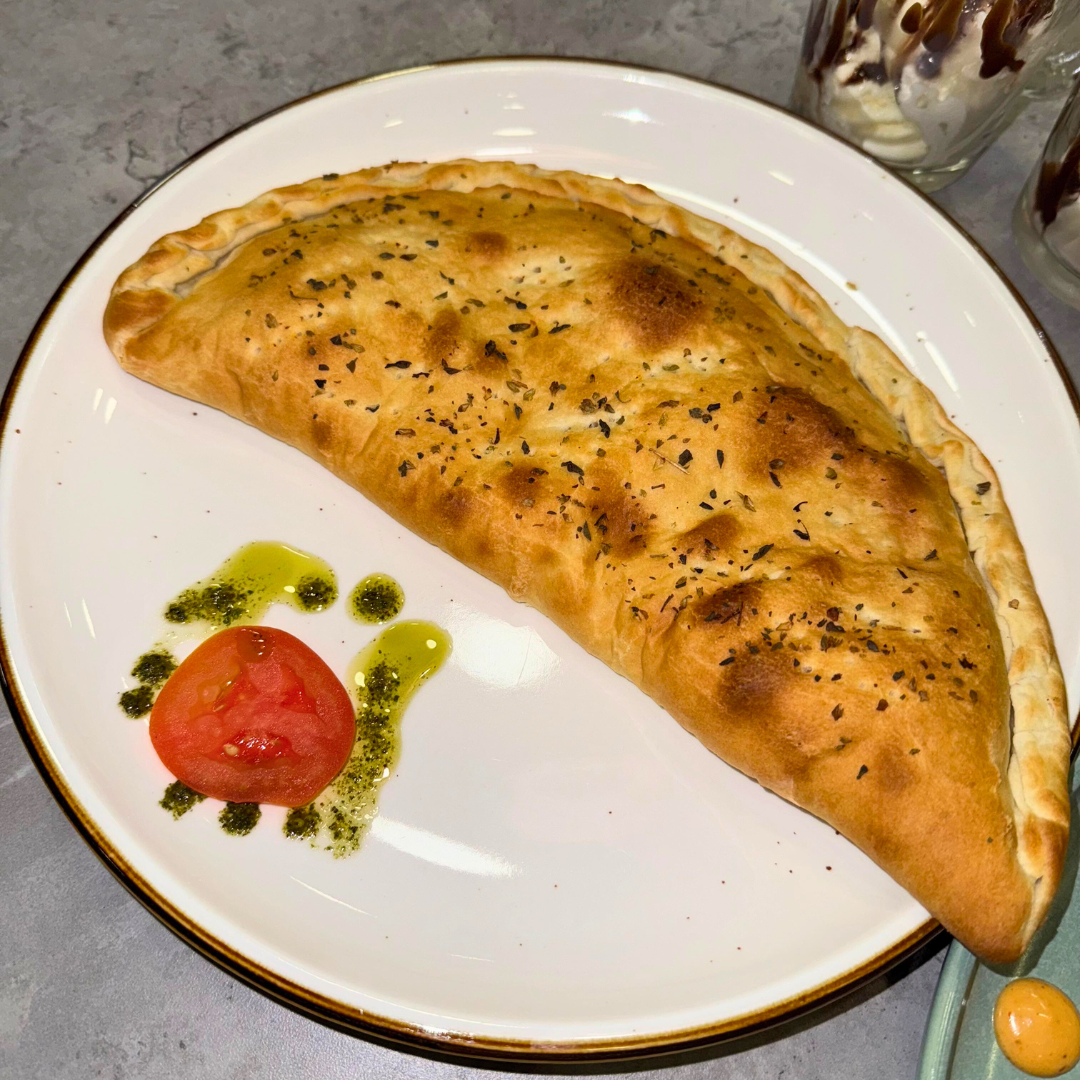Quesadilla Rellena + 1 Pizza Personal + 2 Bebidas + 2 copas de helado por $13 en Valenti's