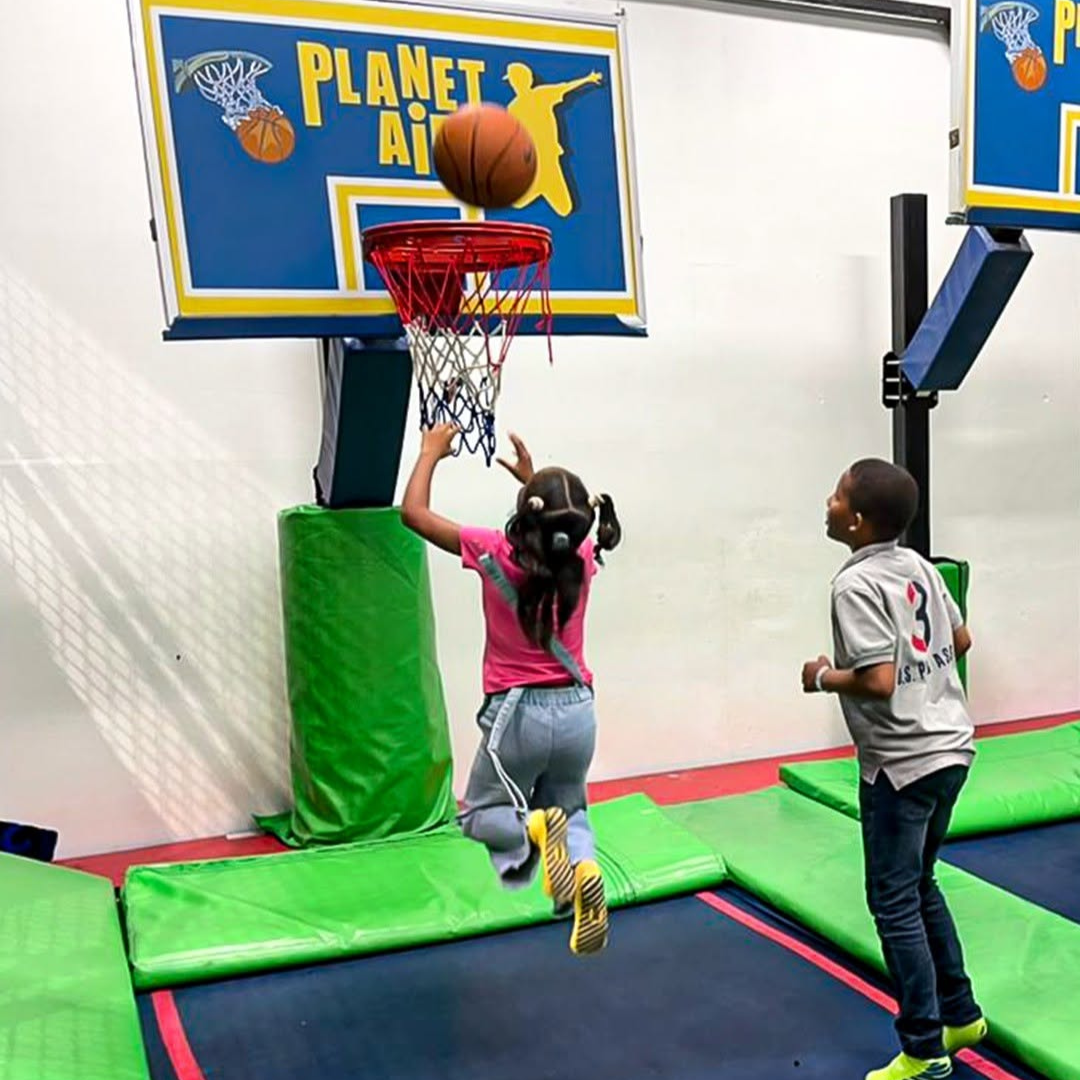 2 Horas de Trampolines + Circuito de Obstáculos para 2 Niños + 4 Slices de Pizza + 2 Sodas por $22 en Planet Air Sports