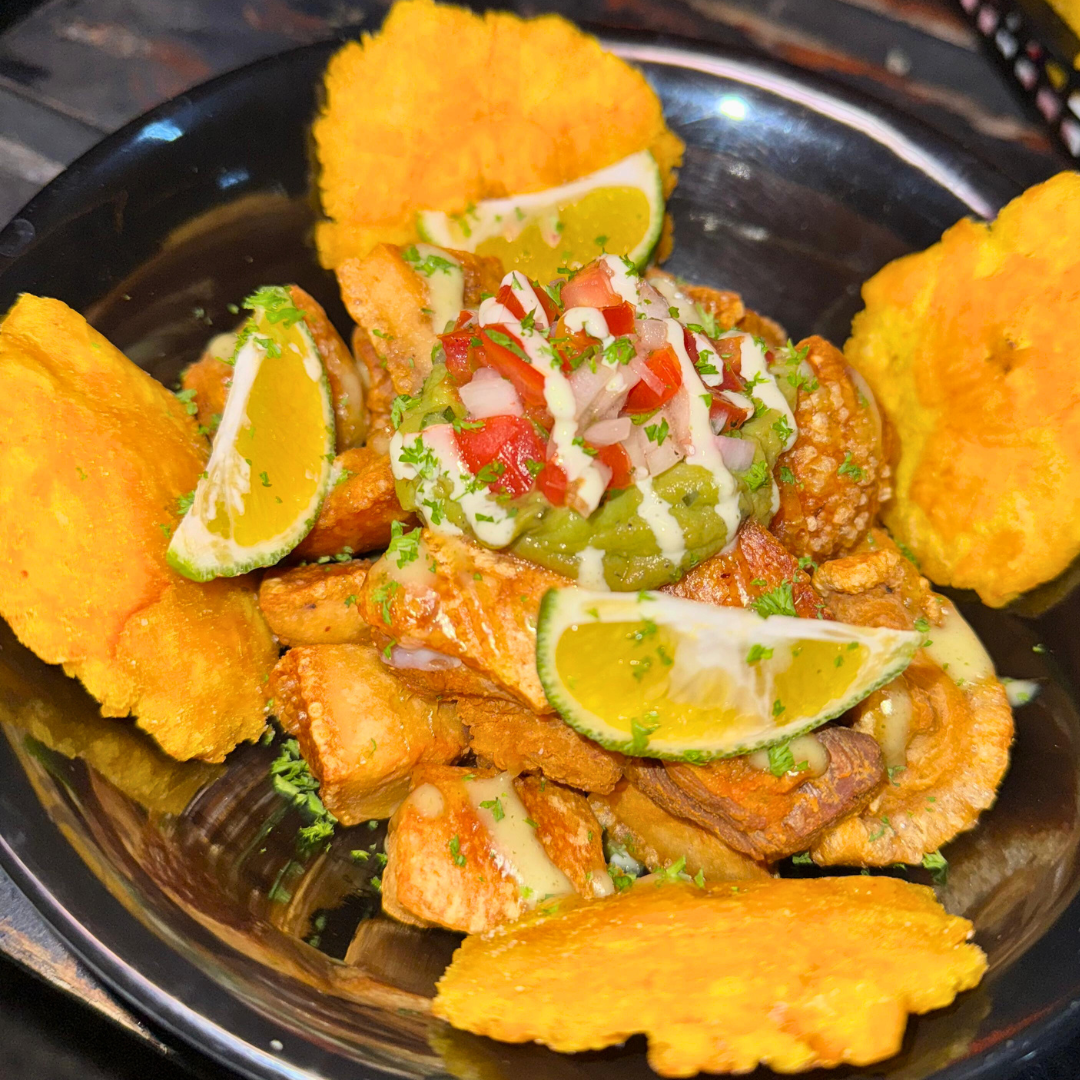 Combo de Alitas + Empanadas + Wanton Nachos + Barritas Energéticas para Compartir + 4 Sodas por $18 en Ají Chombo Pty