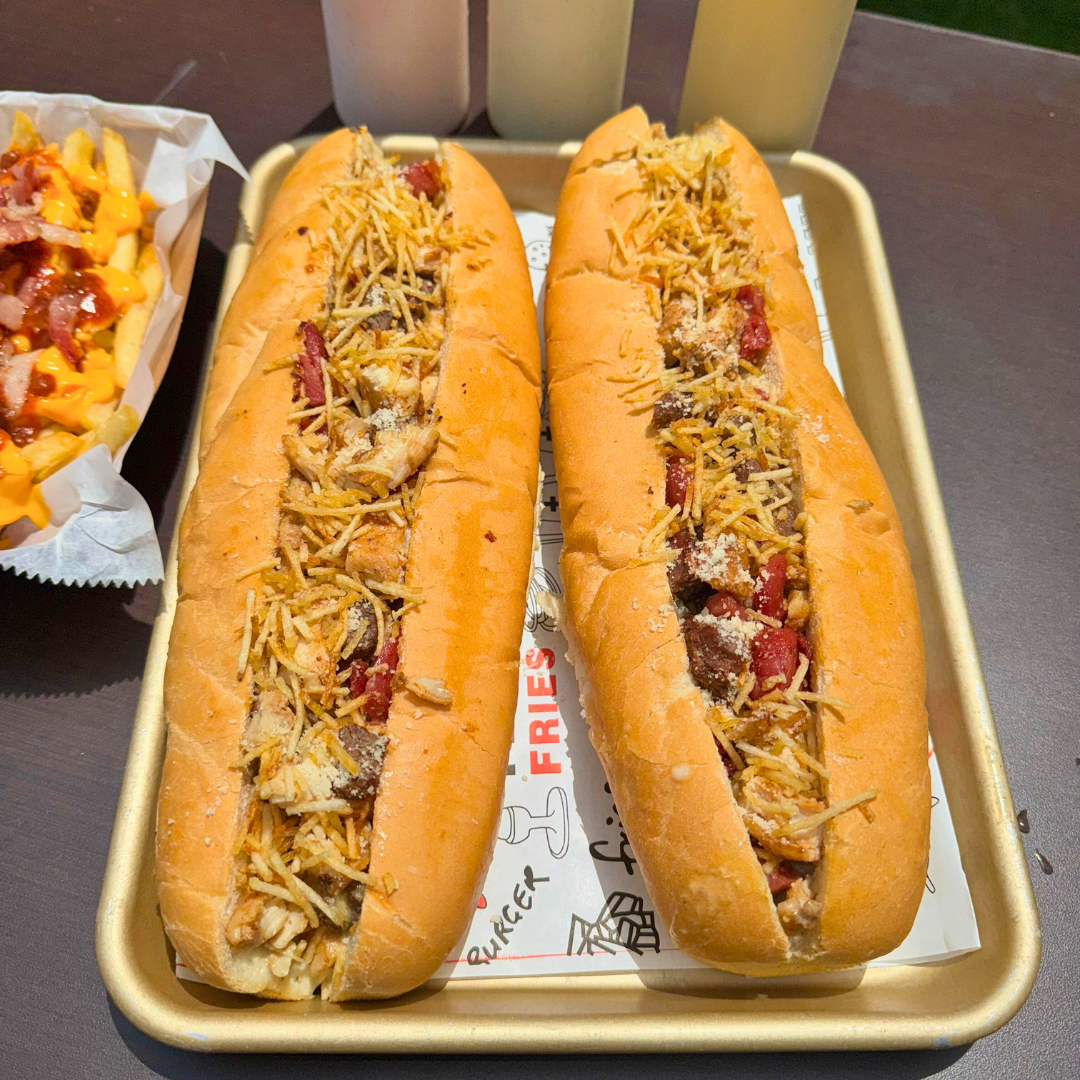 2 Pepitos Mixtos de 30cm + Papas con Queso, Chilli y Bacon por $8 en Belhaj Tasty Food