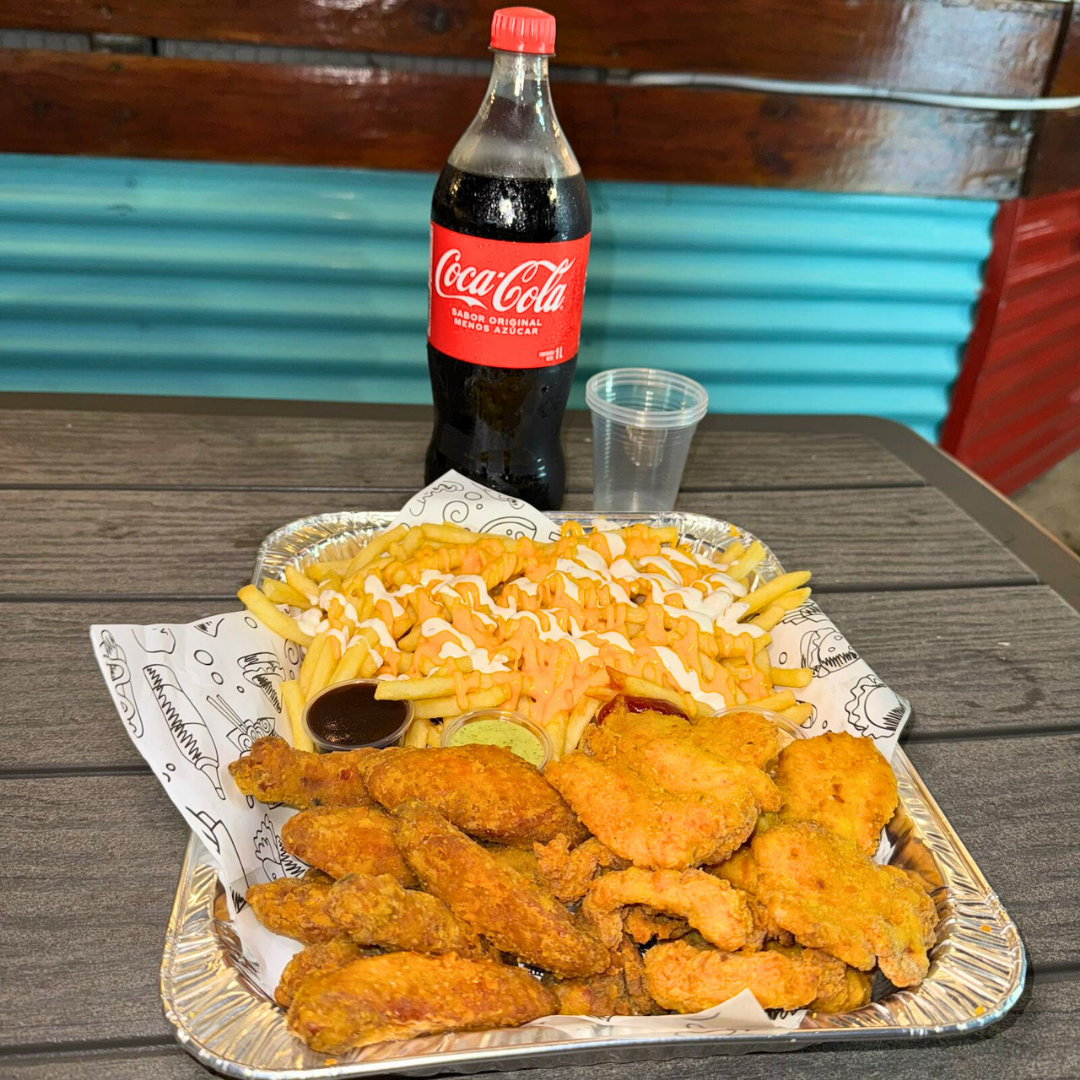 Bandeja de 20 alitas o boneless + Papas Fritas bañadas en Queso Cheddar + 4 Salsas a Eligir + Litro de Soda por $16 en Wild Wings PTY