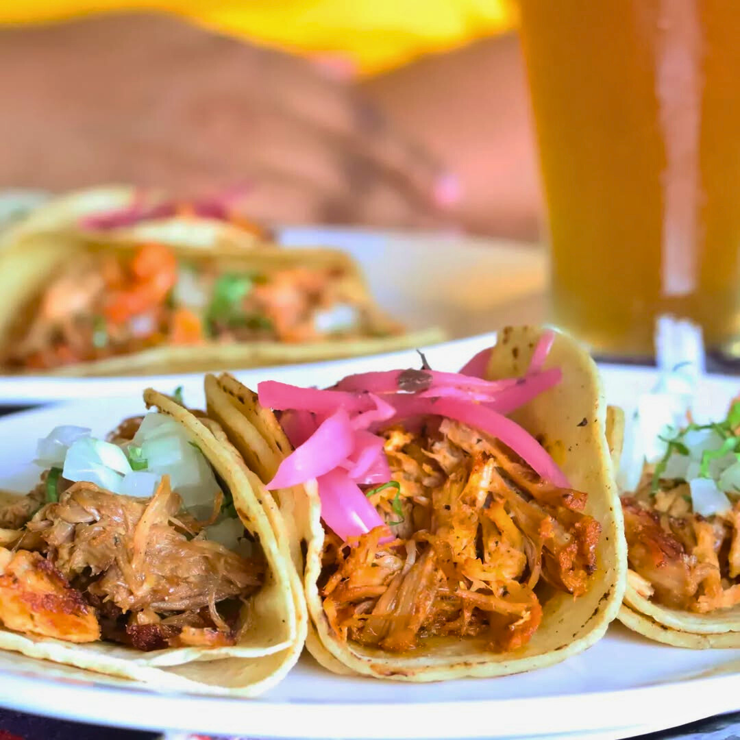 Bandeja de 12 Tacos Mixtos + Orden de Nachos Medianos + 4 Jugos por $20 en La Mexicana Grill & Taquería