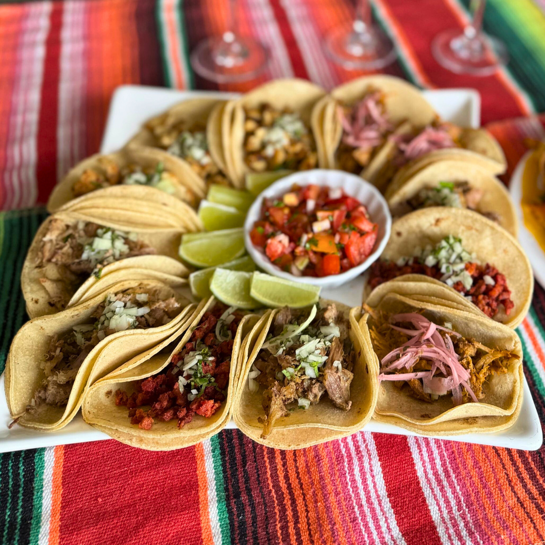 Bandeja de 12 Tacos Mixtos + Orden de Nachos Medianos + 4 Jugos por $20 en La Mexicana Grill & Taquería