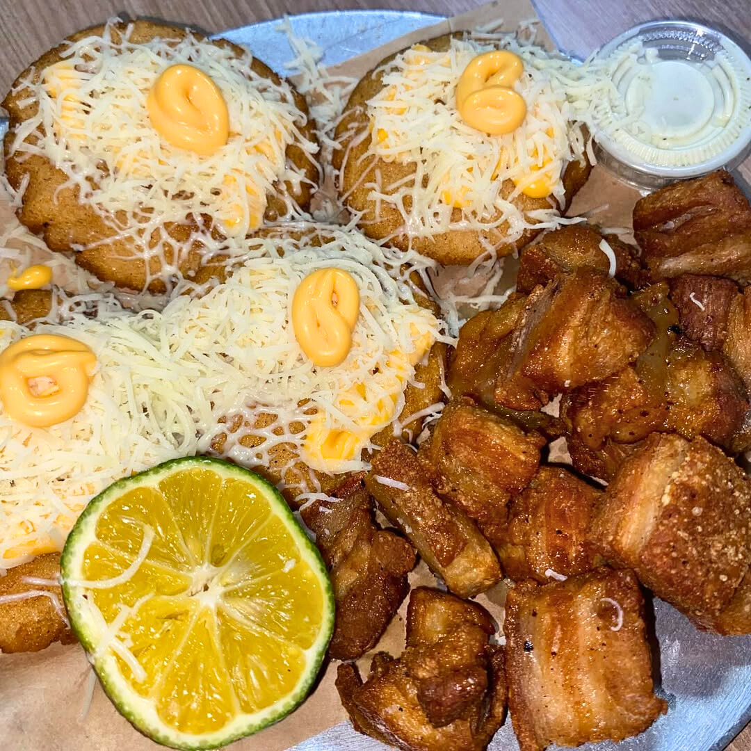 Orden de Chicharrón Mixto + 5 Canastas de Patacón Rellenas + 10 Arepitas con salsa y queso + Cubetazo por $15 en Chicharrones Panamá