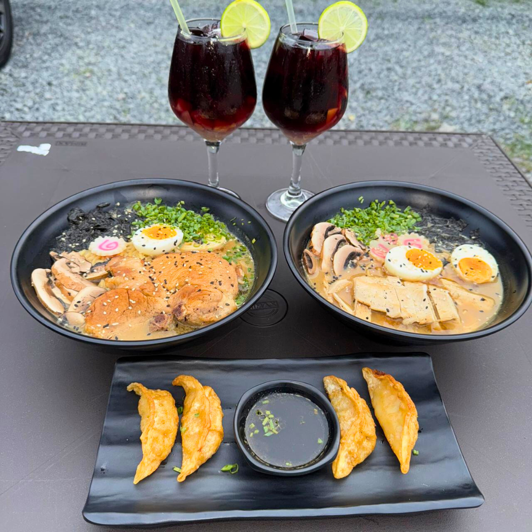 2 Sopas Ramen de Puerco o Pollo + Entrada de Gyozas + 2 Bebidas por $14 en Sushi Street