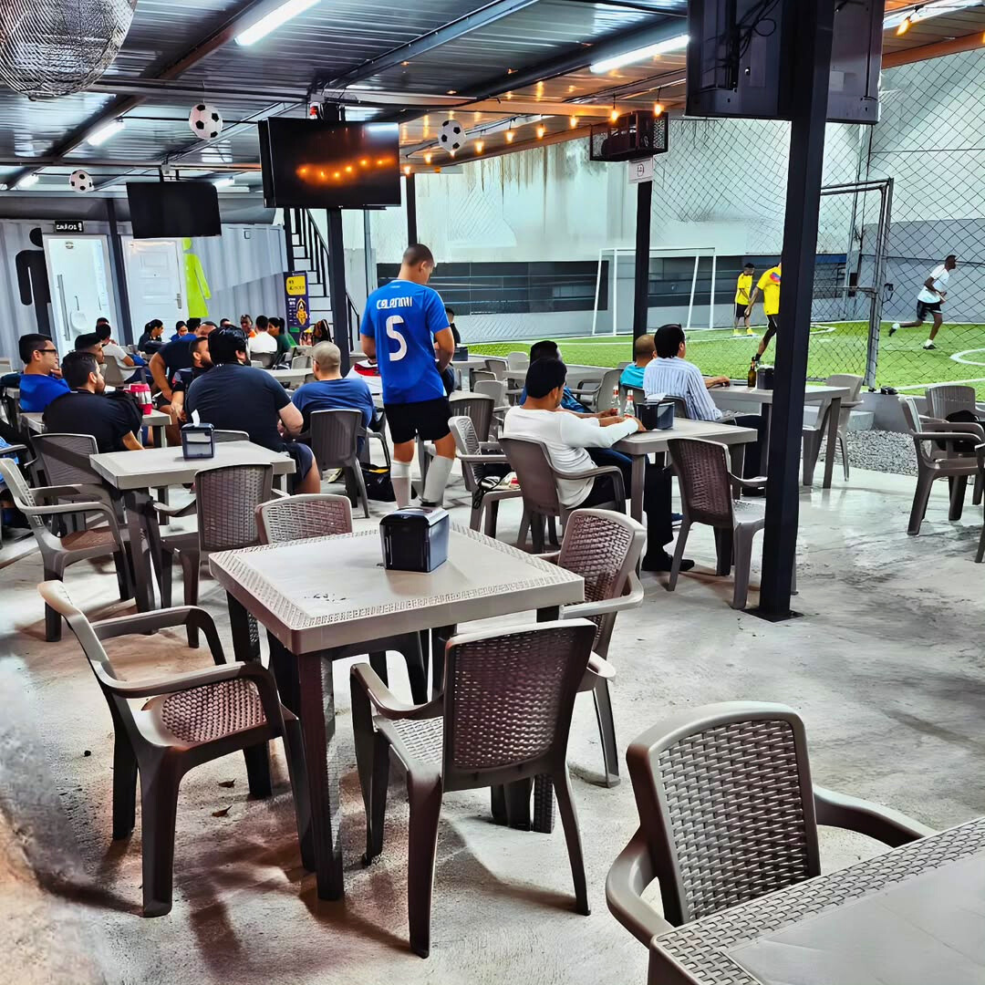 1 Hora de Juego en Cancha de Fútbol + 10 Wings + 2 Cubetazos por $50 en Triple Shot