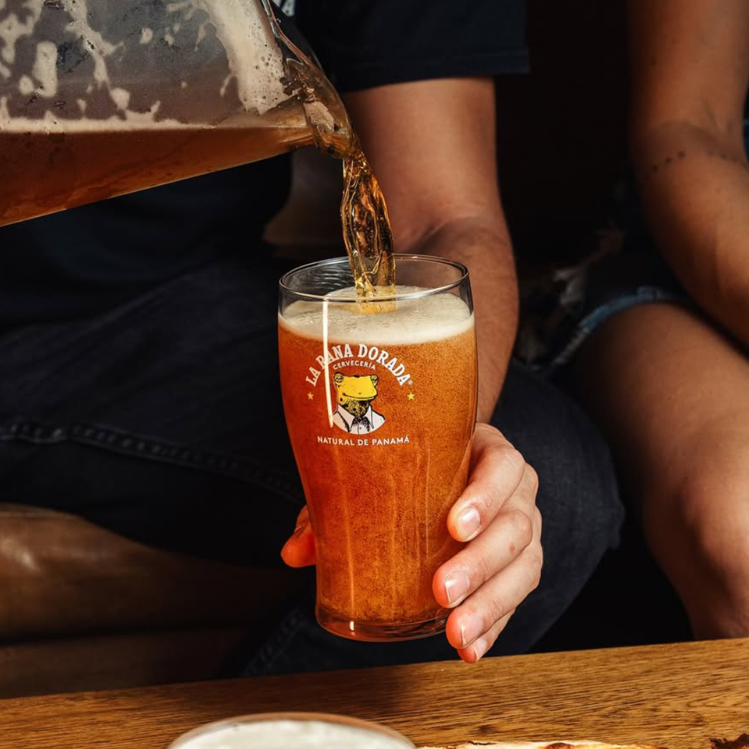 Jarra De Cerveza Clásica + Nachos de la Rana con Pollo por $25 en La Rana Dorada