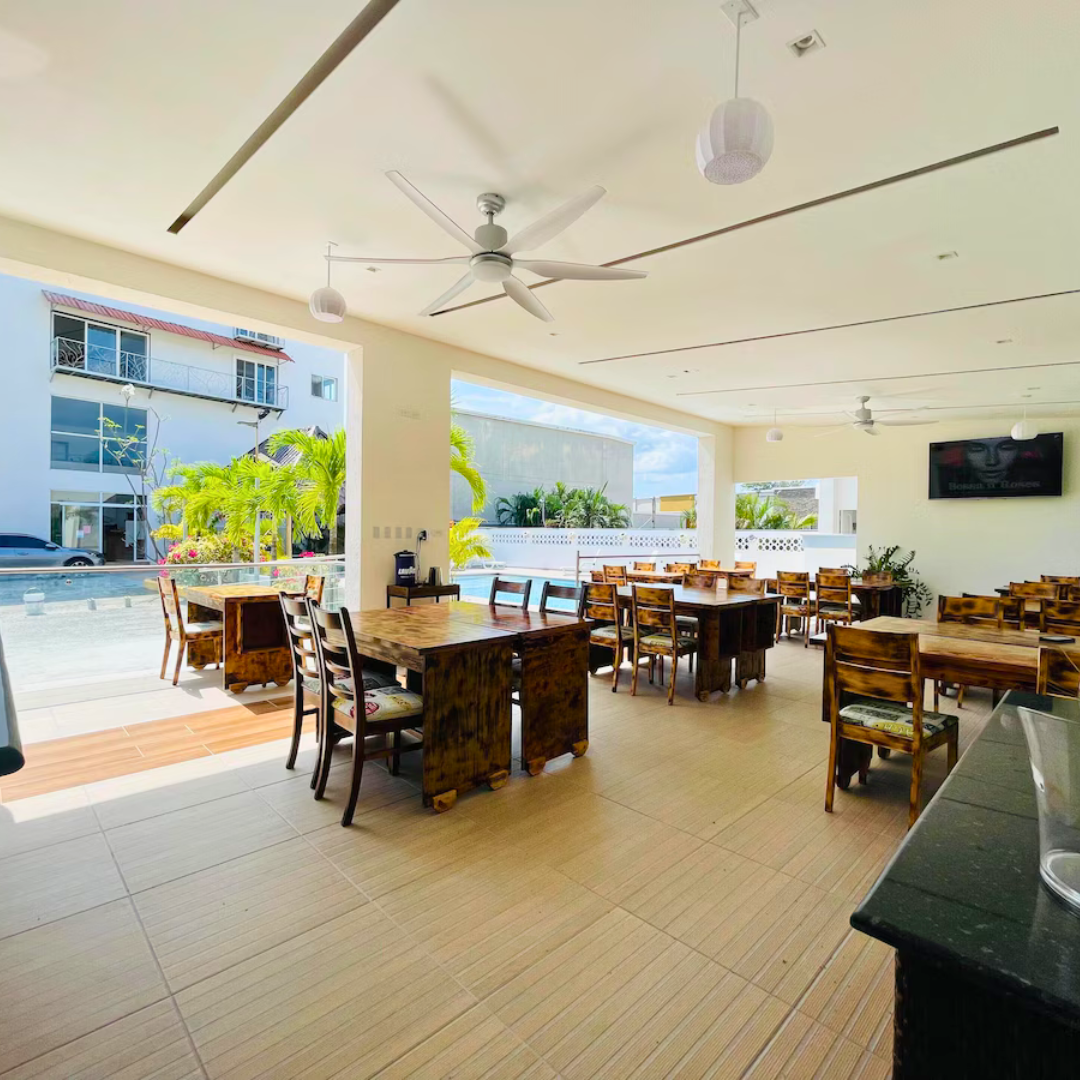 Pasadía con Piscina + $30 Consumibles en Comidas y Bebidas para 2 adultos y 1 niño por $37 en Hotel Coronado Inn