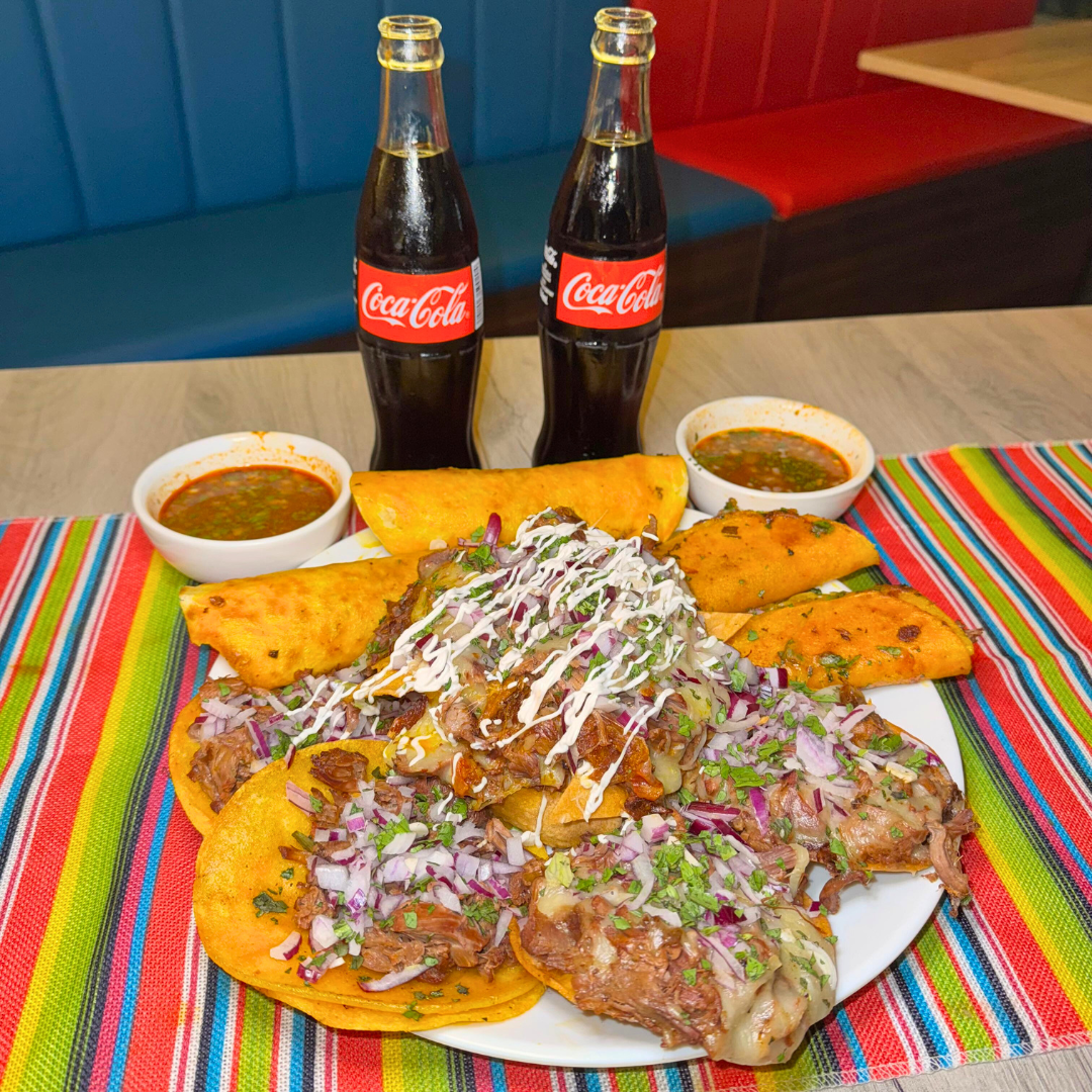 La Súper Bandeja de Birria: Quesabirrias, Tacos, Burritos, Tostadas, Nachos + Consomé + 2 Sodas por $20 en Mexican Food