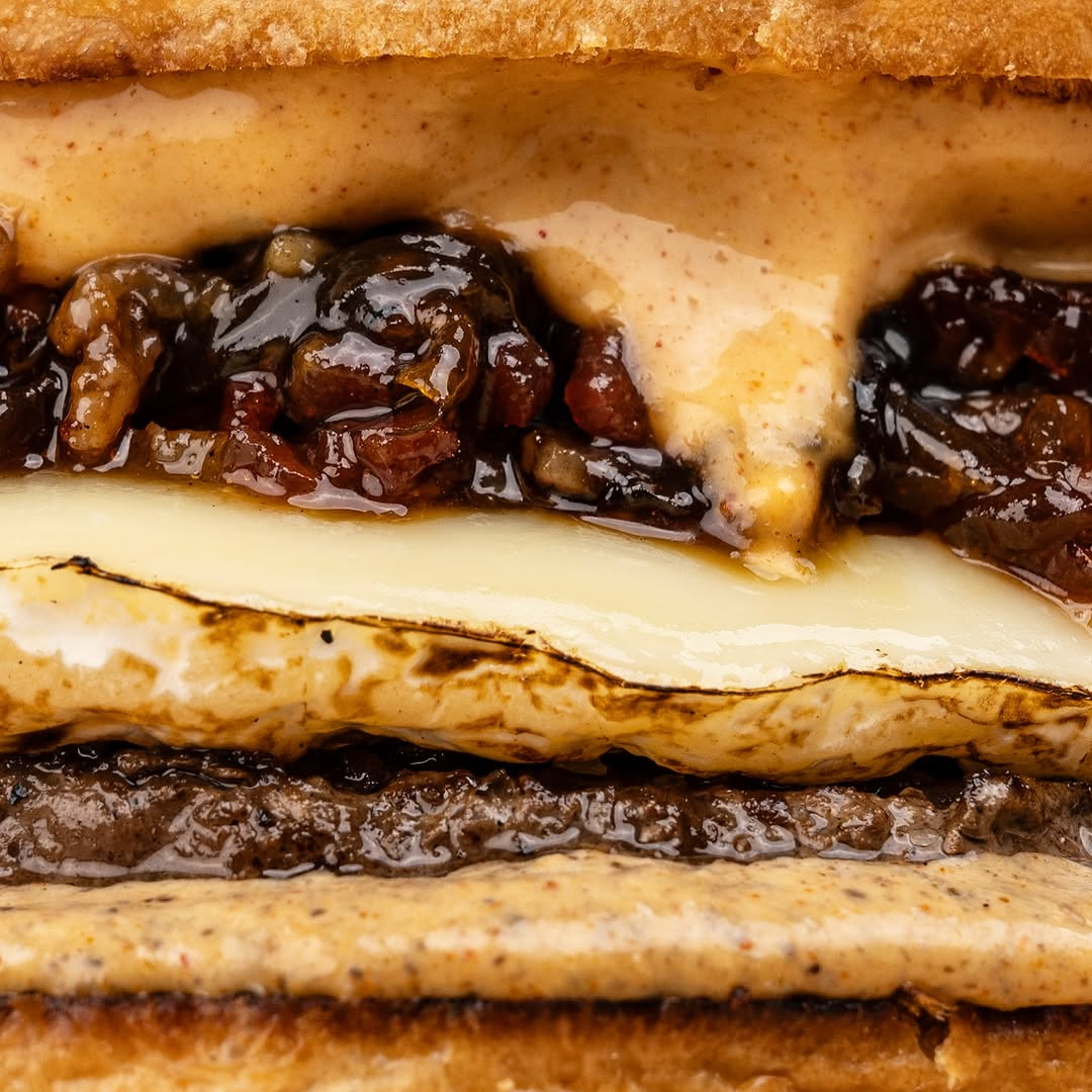 2 Hamburguesas "La Madurita" con papas fritas + 2 Bebidas (Sangría o Soda) por $20 en The Fresh Grill