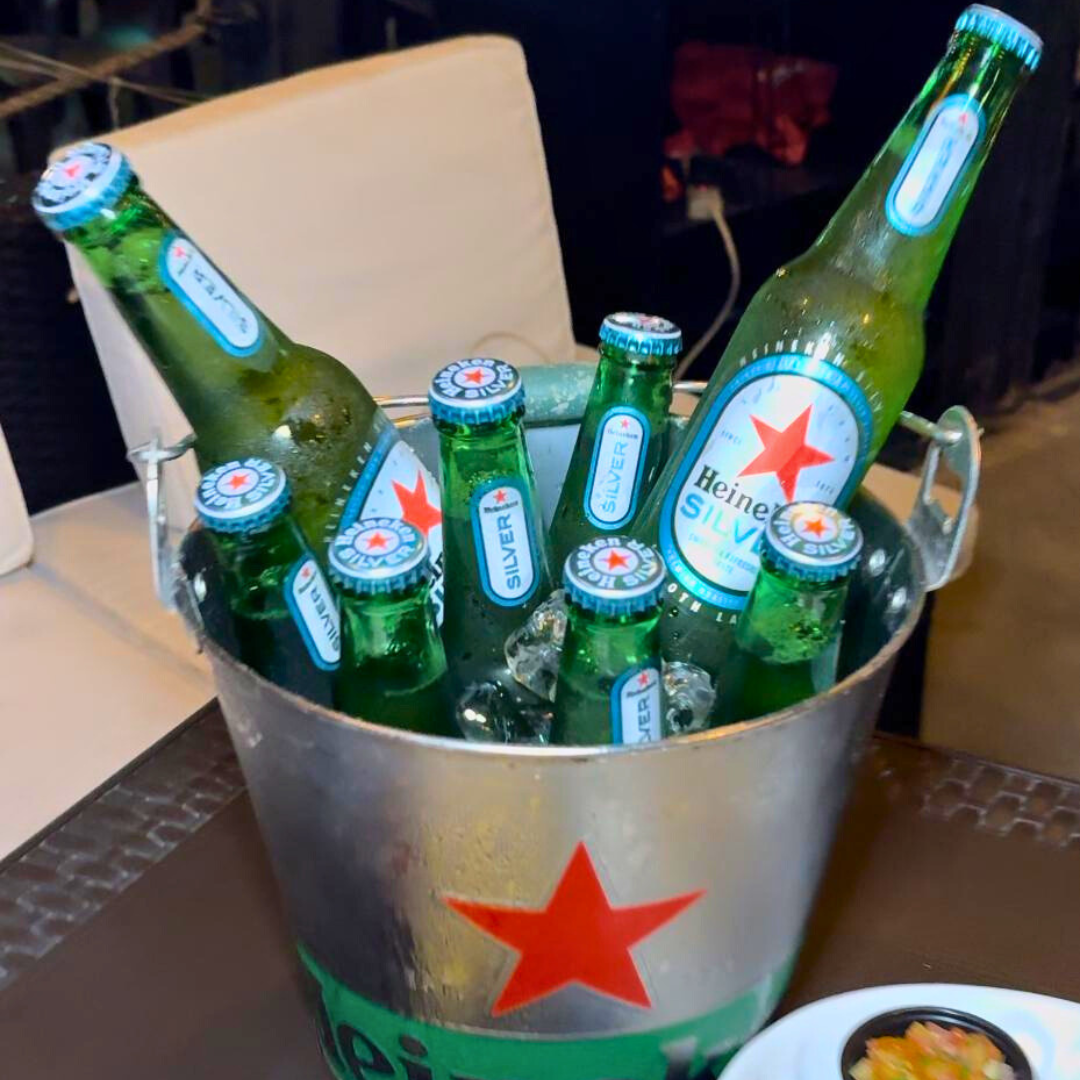 Picada Mixta de Carnes + 2 Acompañantes + Cubetazo de 8 Heineken por $18 en Social Kitchen & Bar