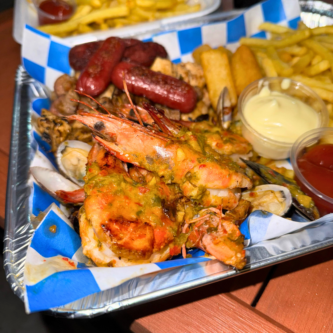 Bandeja de Mar y Tierra + Emparedado de Pollo + Litro de Soda por $18 en Sabores Mediterráneos