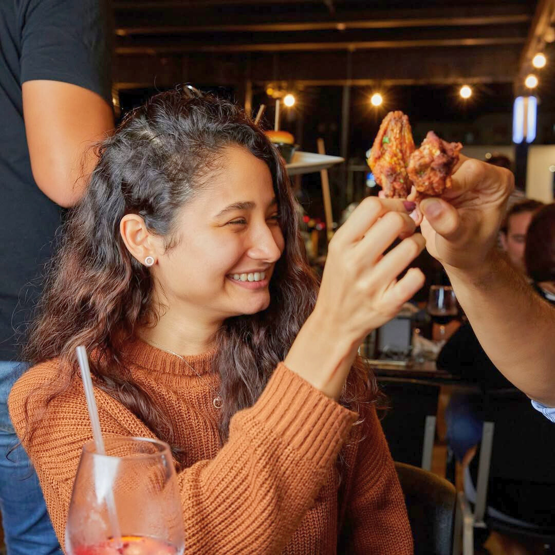 Jarra de Cerveza Artesanal + Combo de Wings + Papas por $17 en Independiente Barra Artesanal