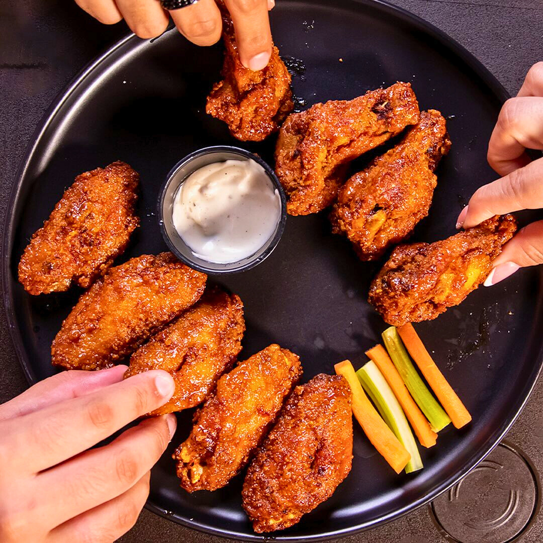 Open Bar y Sangría + Orden de Wings para 2 personas por $15 en Social Kitchen & Bar
