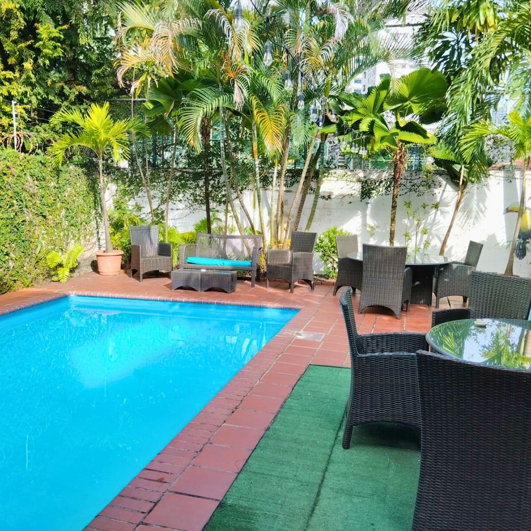 Pasadía con Piscina para 2 personas + Cubetazo Nacional por $20 en Yoha Hostal
