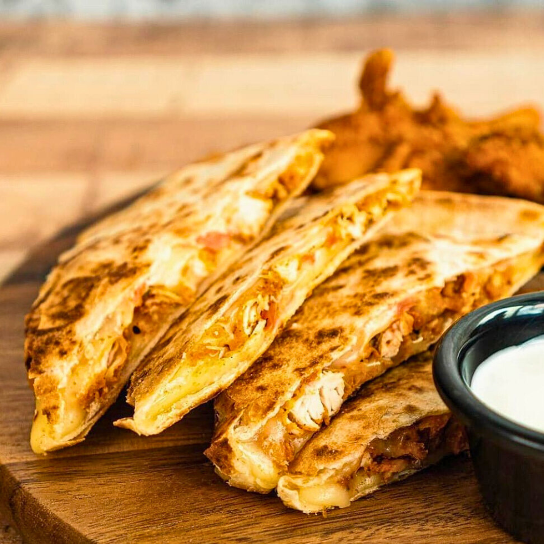 20 Wings o Boneless + 2 Sides + 2 Quesadillas + 2 Sodas Refill por $25 en Wing Zone El Dorado