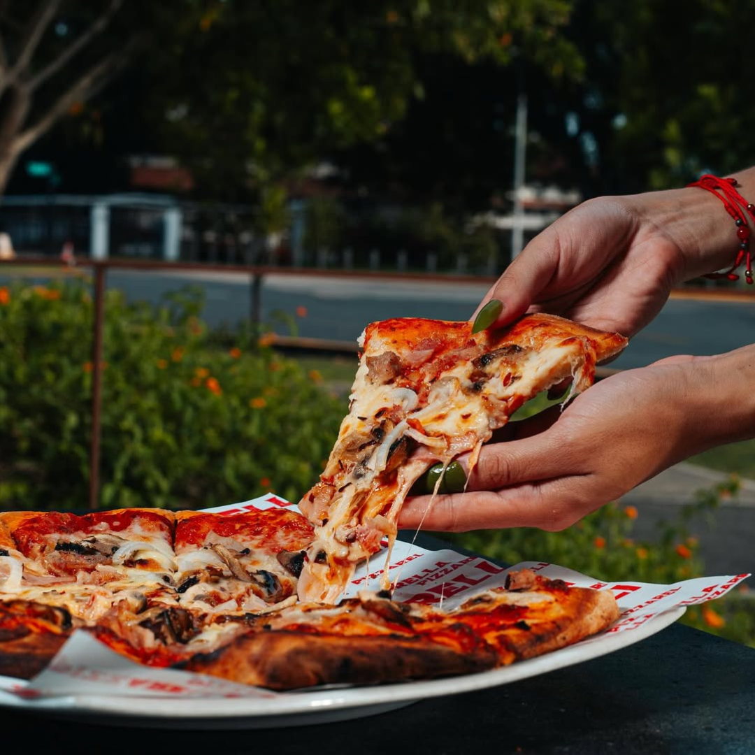 Paga $12 y disfruta $20 en el menú de comidas y bebidas en Pizzarella Clayton