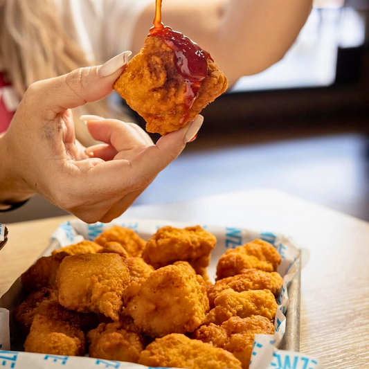 Combo de 20 Boneless + 2 Sodas Refill + Churros para Compartir por $16 en Wing Zone