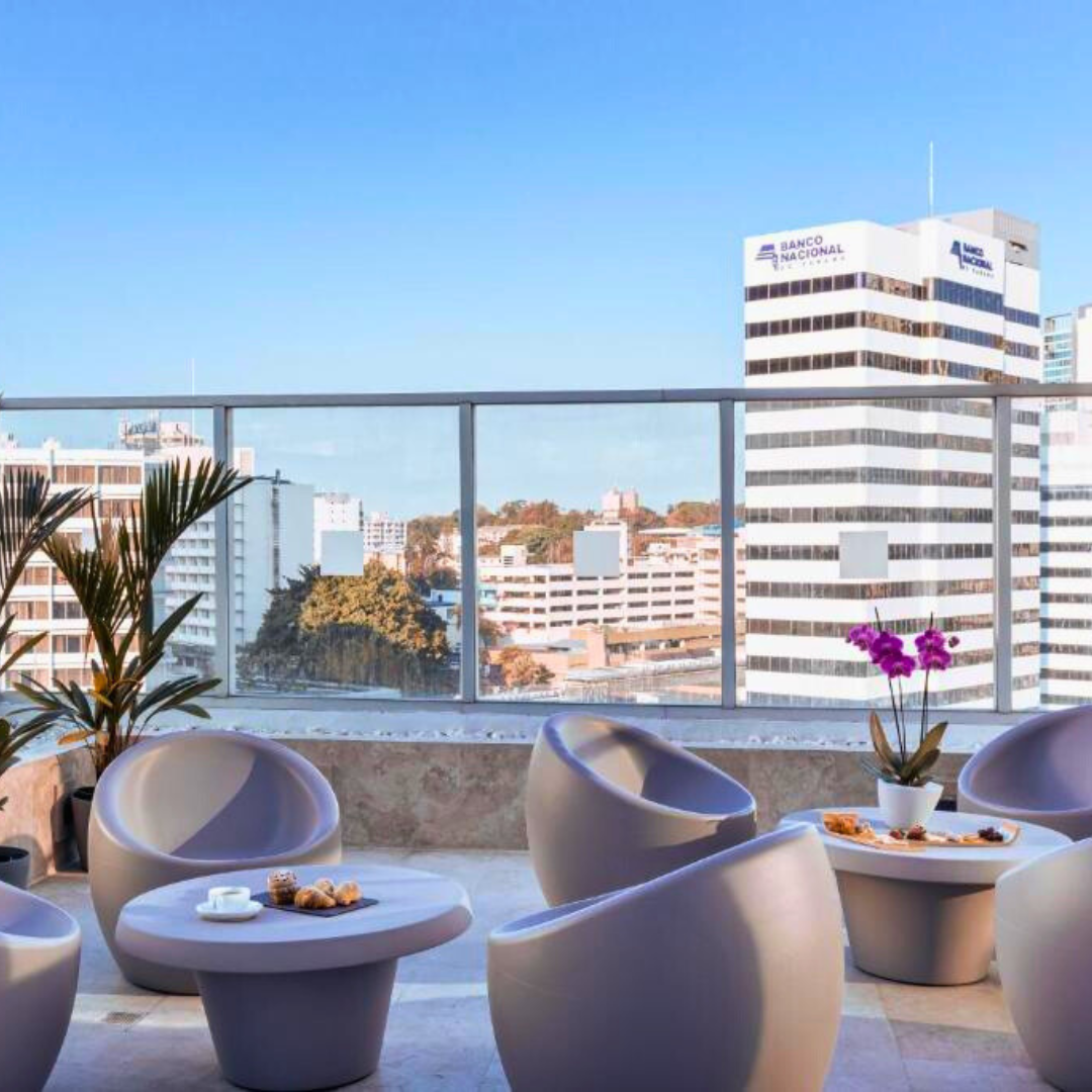 Estadía Deluxe para 2 personas con Desayuno Buffet + Late Check-Out + Alitas y Bebidas por $85.50 en Hotel Exe Oriental