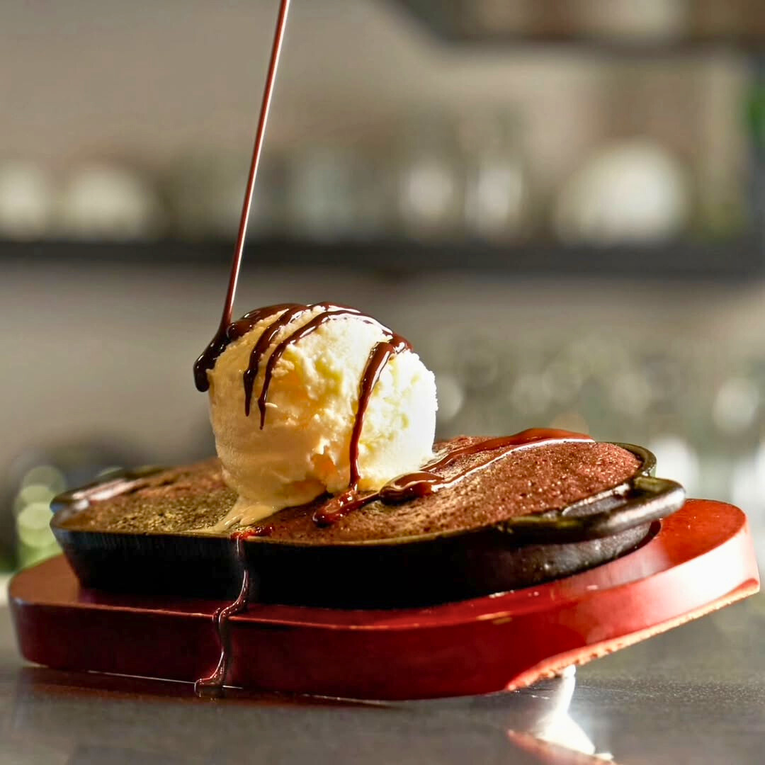 Pasadía con Piscina + Club Sandwich + Jarra de Té Frío + Brownie con Helado para 4 personas por $30 en Hotel Albrook Inn