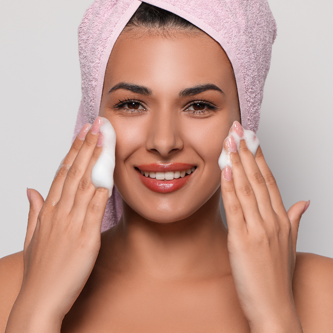 Limpieza Facial Completa con Mascarilla, Exfoliación, Máscara LED y Más por solo $15 en Amaran Spa