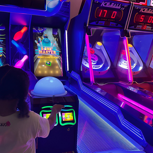 Paga $10 y Recibe $20 en Juegos Arcade + 2 Helados o Uso de 3 Atracciones + Tenders y Soda por $19.50 en Planet Air Sports