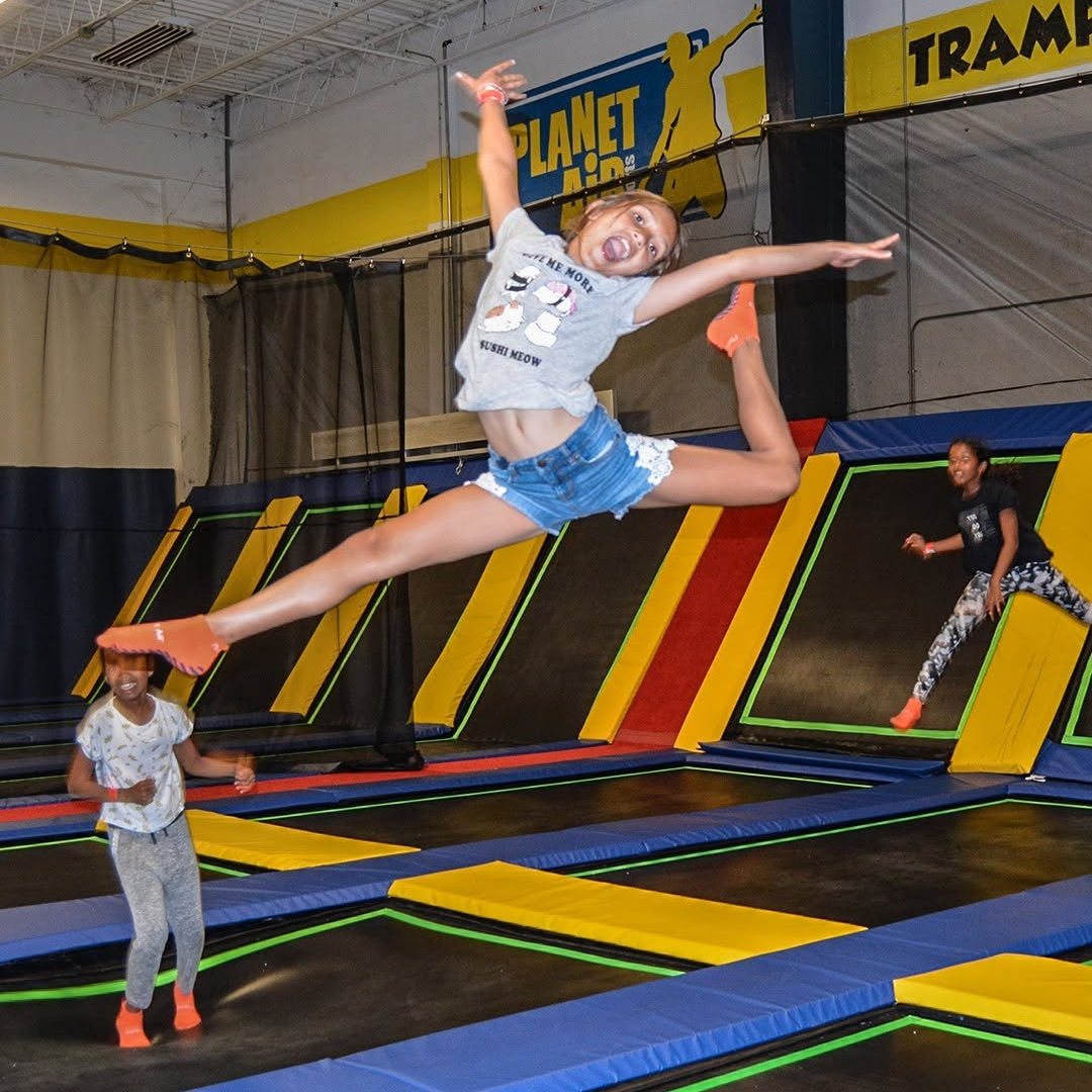 2 Horas de Trampolines + Circuito de Obstáculos para 2 Niños + 4 Slices de Pizza + 2 Sodas por $22 en Planet Air Sports