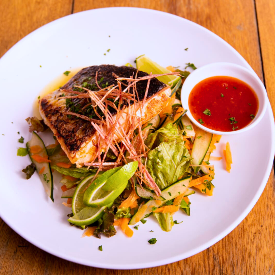 2 Platos Completos de Salmón + 1 Entrada de Quesos de la Casa en Salsa Especial + 2 Copas de Vino por $20 en El Contenedor