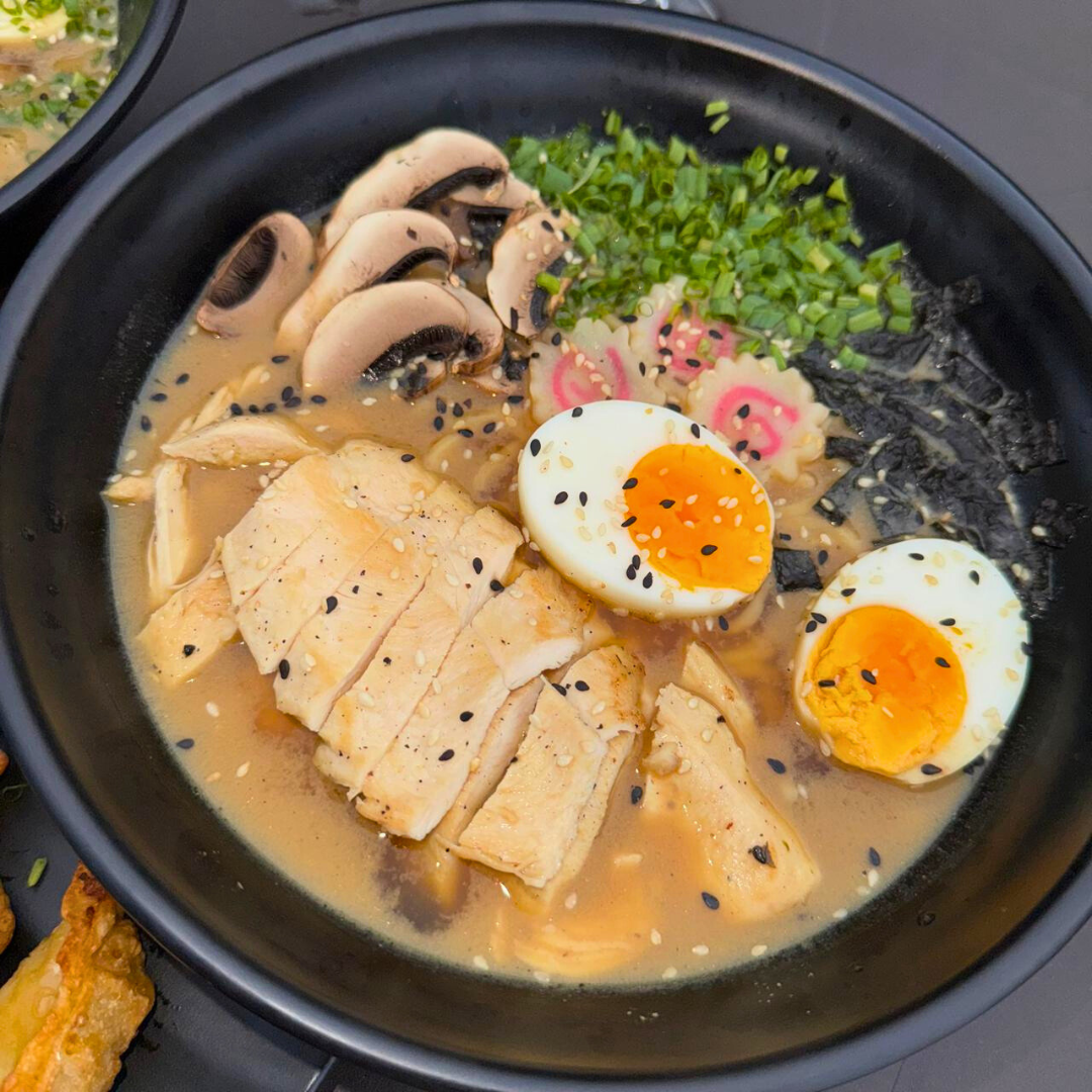 2 Sopas Ramen de Puerco o Pollo + Entrada de Gyozas + 2 Bebidas por $14 en Sushi Street