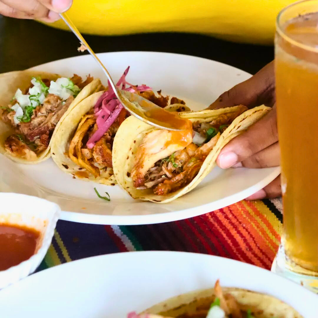 Bandeja de 12 Tacos Mixtos + Orden de Nachos Medianos + 4 Jugos por $20 en La Mexicana Grill & Taquería