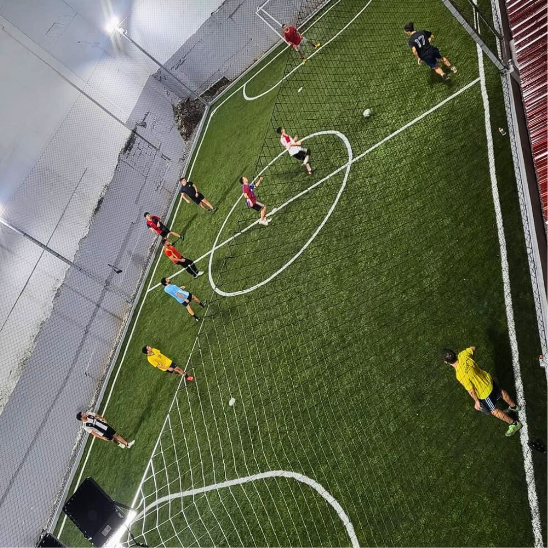 1 Hora de Juego en Cancha de Fútbol + 10 Wings + 2 Cubetazos por $50 en Triple Shot