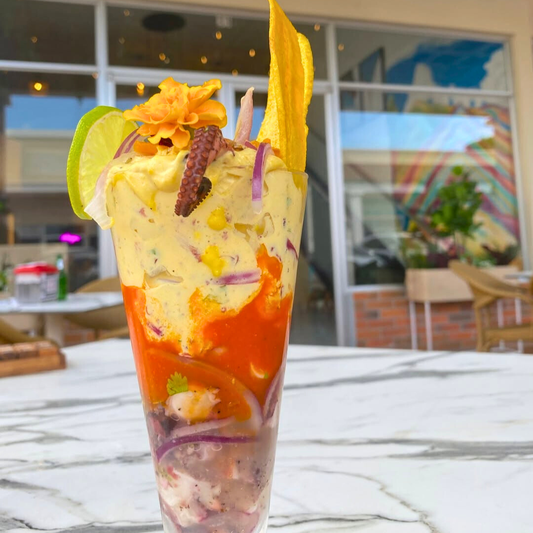 2 Ceviches 3 Tonos Grandes + 2 Bebidas u Opción con Cubetazo Nacional desde $20 en La Cevichería