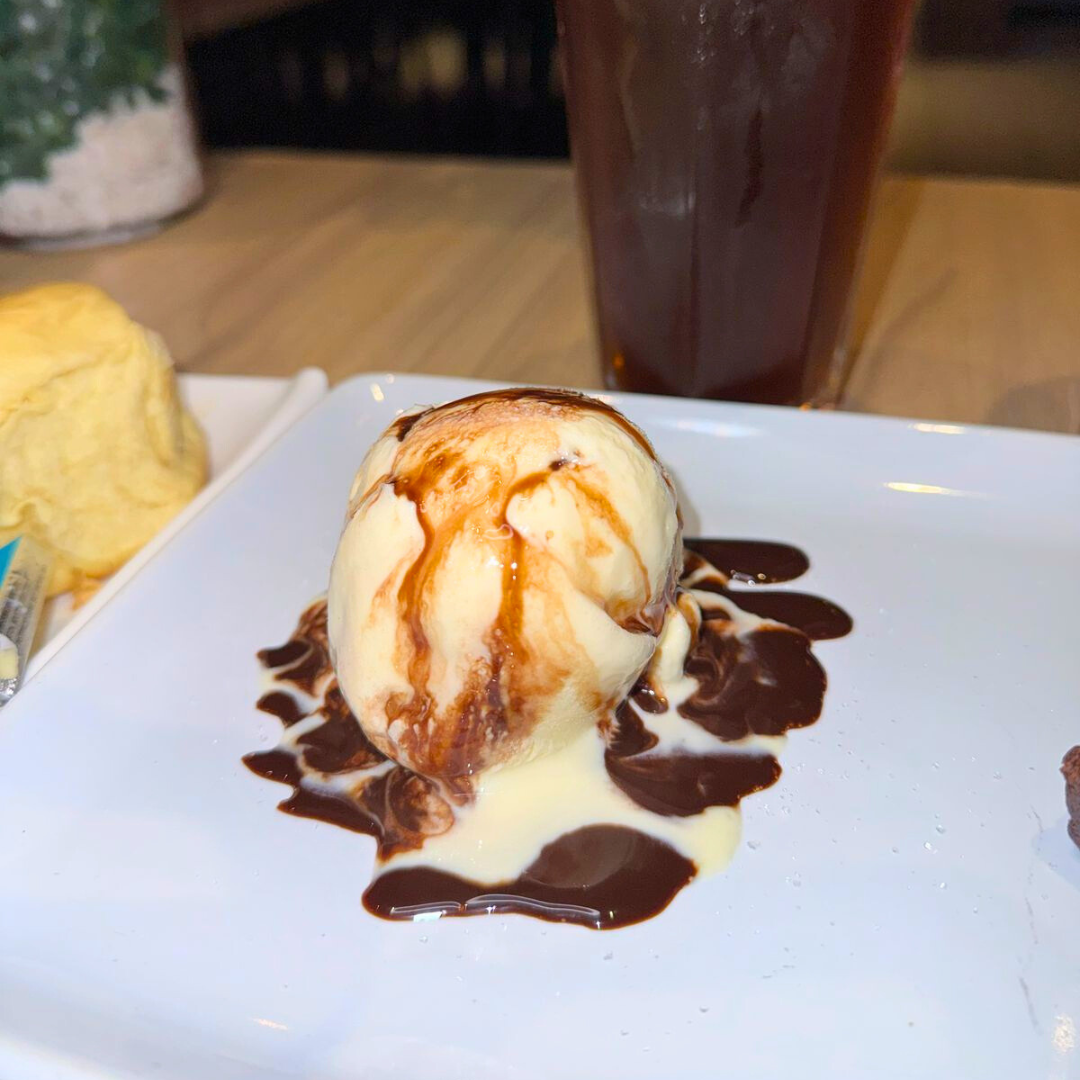 2 Platos Fuertes + Entrada para compartir + 2 Té Fríos + Brownie con Helado por $25 en Azumi