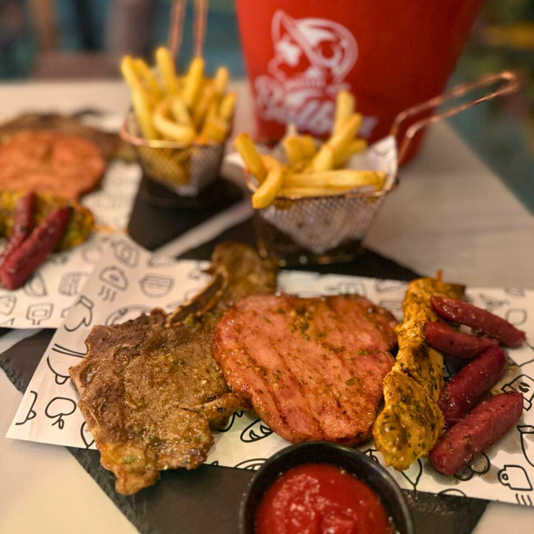2 Parrilladas Mixtas + Cubetazo de Cervezas Nacionales o Sodas por $18 en 4ToGo Grill & More