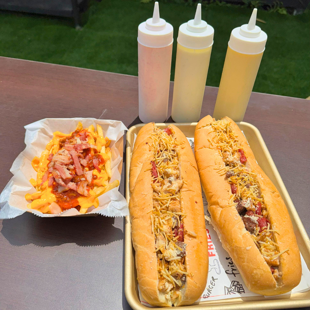2 Pepitos Mixtos de 30cm + Papas con Queso, Chilli y Bacon por $8 en Belhaj Tasty Food