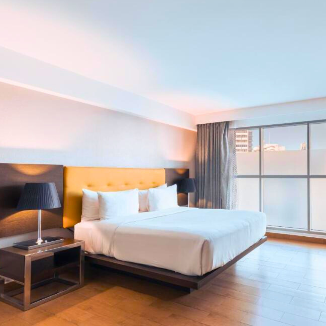 Estadía Deluxe para 2 personas con Desayuno Buffet + Late Check-Out + Alitas y Bebidas por $85.50 en Hotel Exe Oriental
