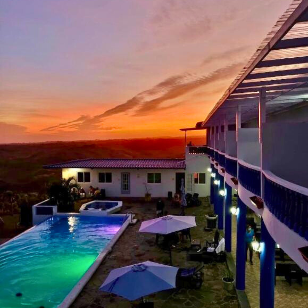 Pasadía para 2 personas + Picada Mixta Para Compartir + 2 Bebidas por $15 en Hotel Eclipse Chame