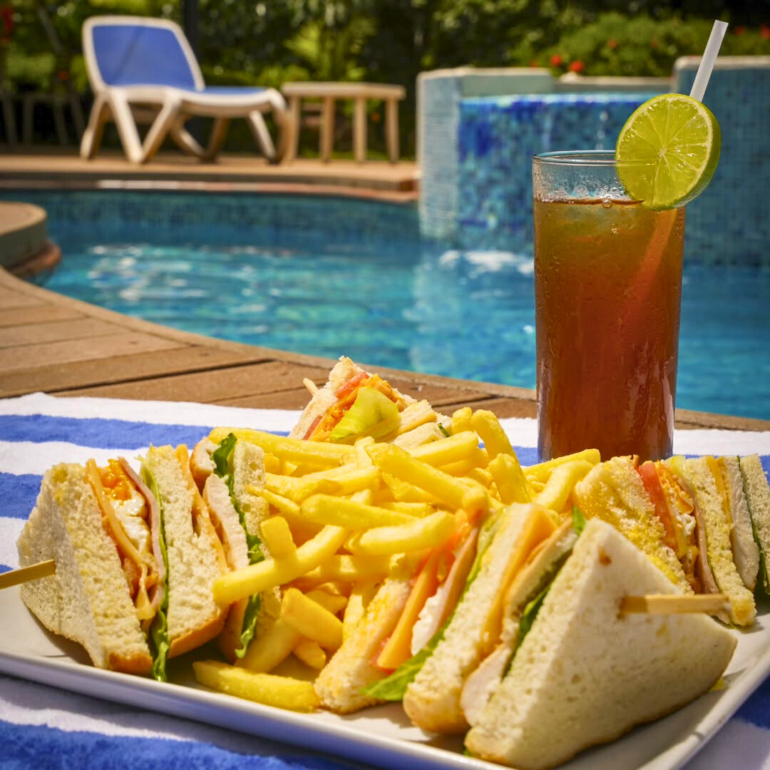 Pasadía con Piscina + Club Sandwich + Jarra de Té Frío + Brownie con Helado para 4 personas por $30 en Hotel Albrook Inn