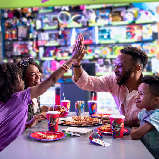 2 Horas de Juegos Ilimitados + 1 Pizza Regular + 50 Tickets de Regalo desde $15 en Chuck E. Cheese's de Multiplaza