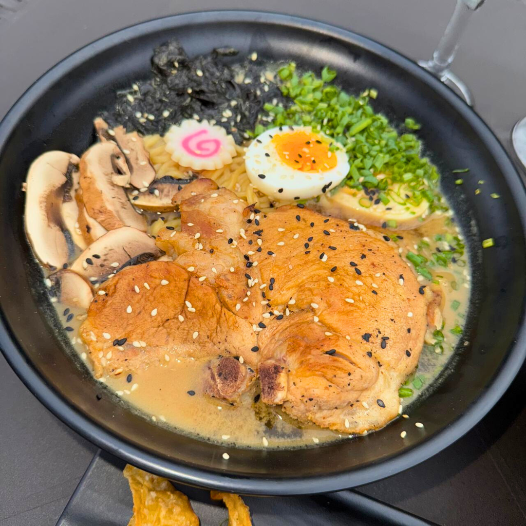 2 Sopas Ramen de Puerco o Pollo + Entrada de Gyozas + 2 Bebidas por $14 en Sushi Street